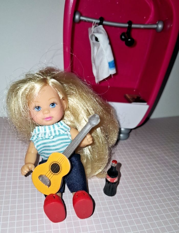 Petite poupée et son armoire - photo numéro 2