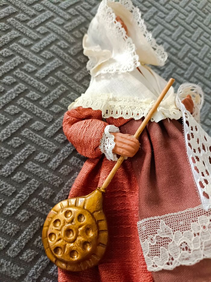 Santon de Provence habillé la femme au tisonnier signé Yolande - photo numéro 4