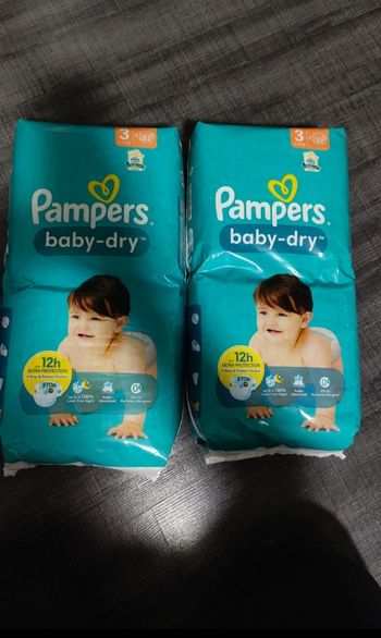 Deux paquets de couches Pampers taille 3