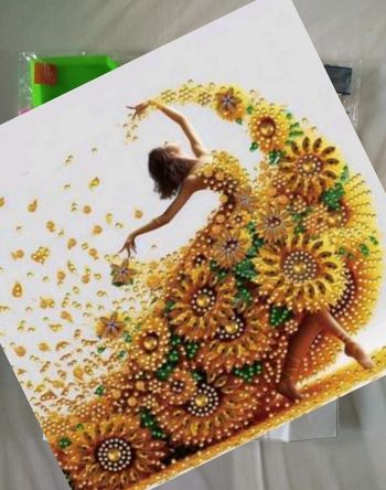 #A087 Diamond painting partiel avec femme danseuse avec robe en fleurs tournesol 🌻