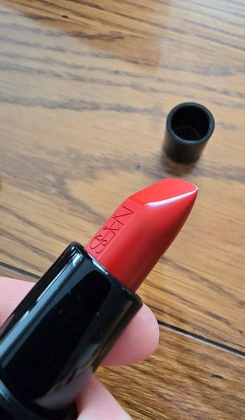 Explixit Lipstick NARS rouge à lèvres rouge