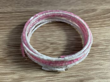 Bracelet perles roses et blanches en spirales