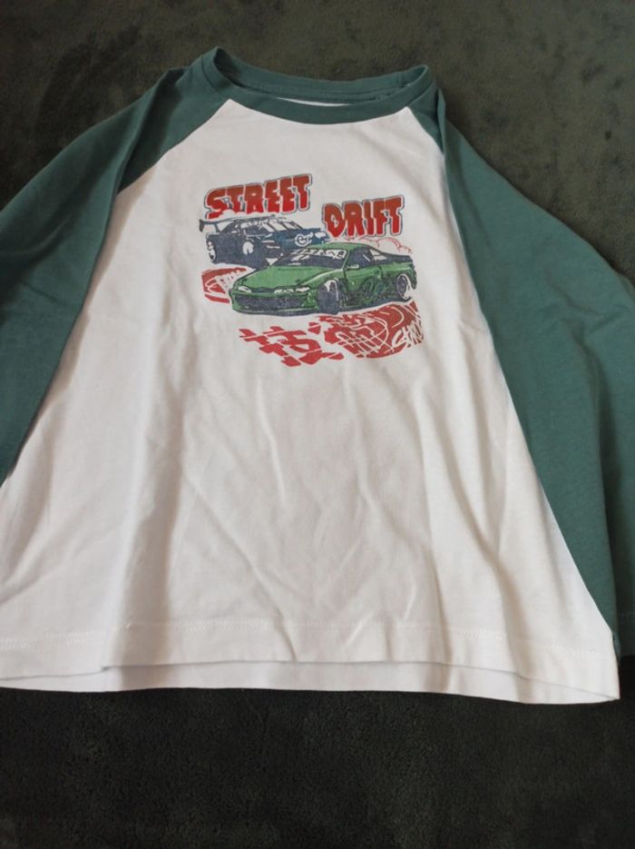 Lot. T shirt manches longues 5 ans - photo numéro 2