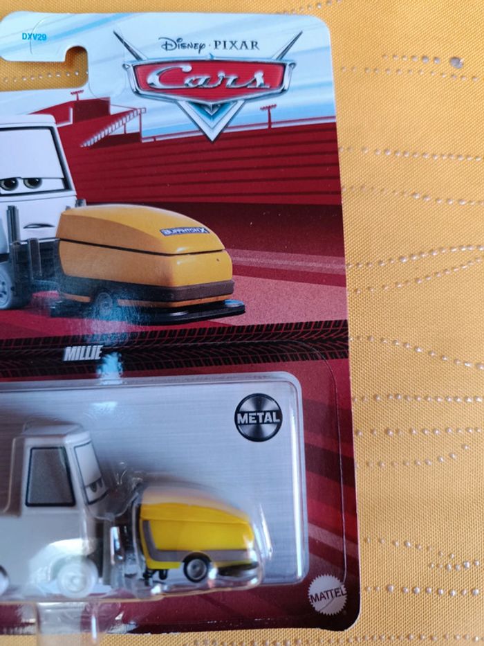 Voiture Cars Millie Disney Pixar Mattel Neuf - photo numéro 3
