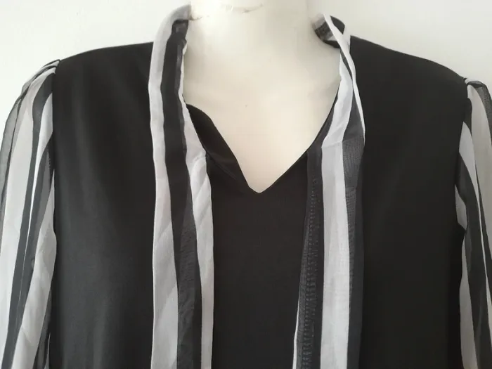 Robe noire et manches en voile transparent - photo numéro 2