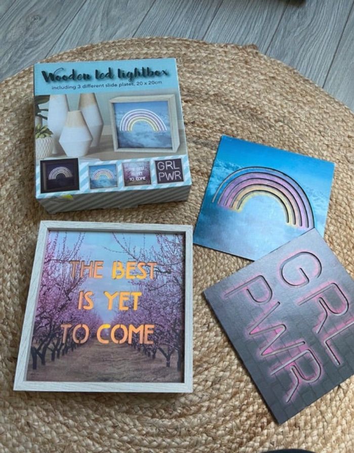 Boîte lumineuse en bois avec 3 plaques