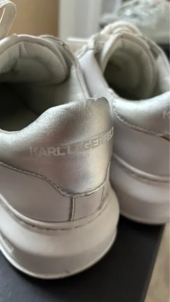 Baskets blanches et argentées à lacets - logo - Karl Lagerfeld