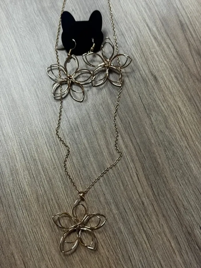 Parure de bijoux doré, boucles d’oreilles et collier