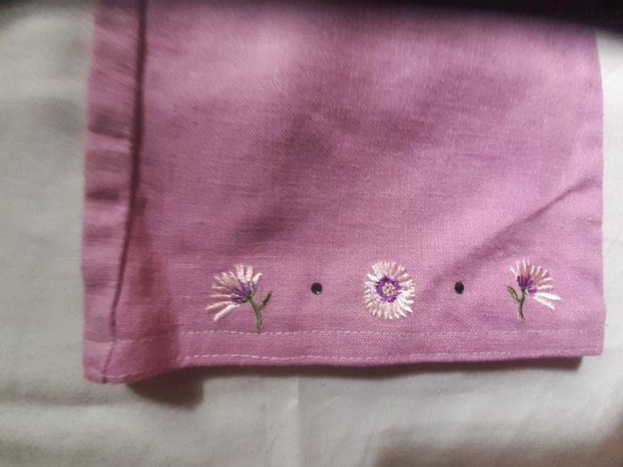 Pantalon lilas motif fleurs brodées et petits strass verts - photo numéro 3