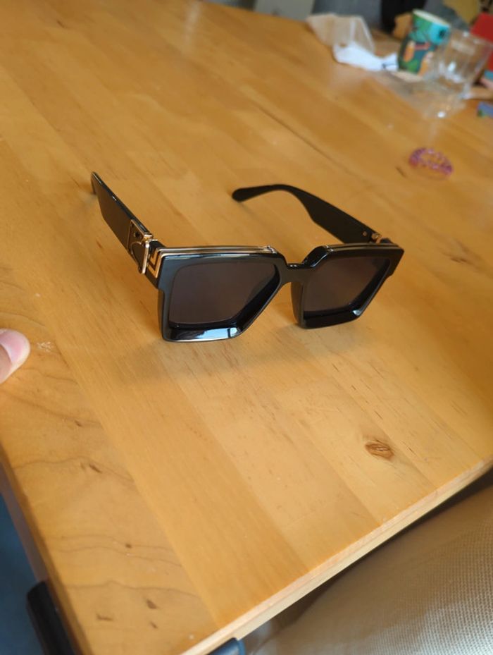 Lunettes solaires noires gold - photo numéro 2