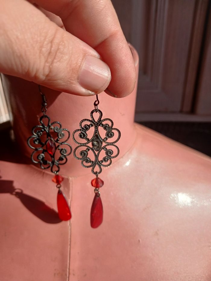 Boucles d'oreilles pendantes gris et rouge - photo numéro 7
