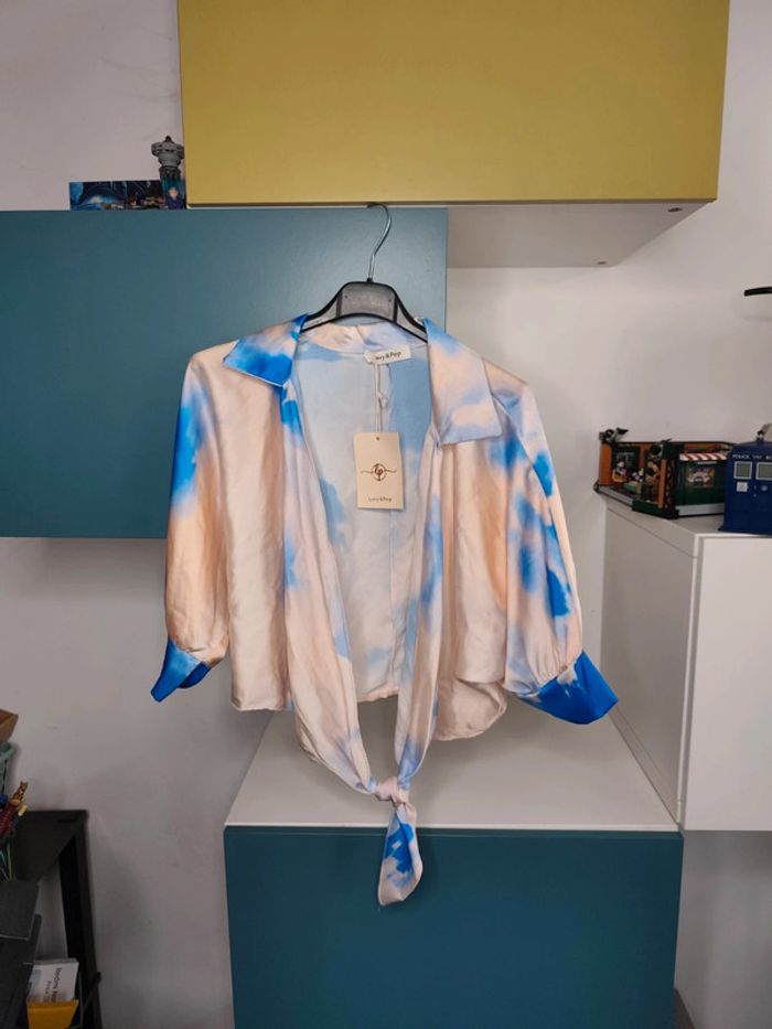 Blouse crop top satinée tie & dye Lovy Pop - Bleu et crème - Taille unique - NEUVE