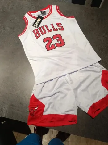 Tenue NBA Chicago Bulls Michael Jordan blanche. T.26