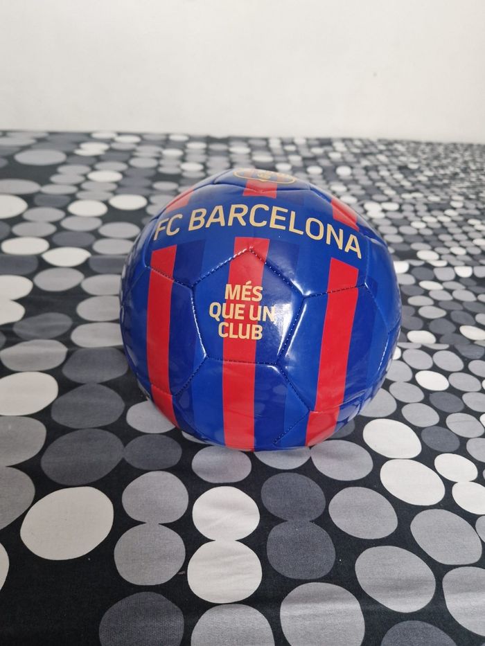 ⚽ Ballon officiel FC Barcelona – “Més que un club” 💙❤️ - photo numéro 2