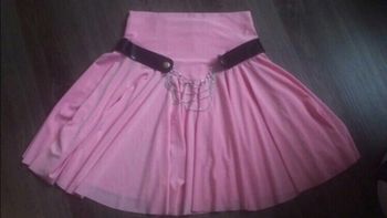 Jupe rose avec déco noire et chaînes neuve