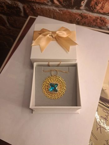 Collier avec pendentif doré et strass bleu turquoise