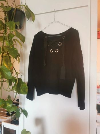 Pull noir avec lacet