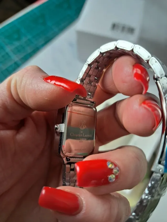 Christian Lacroix montre a quartz argenté et blanc - photo numéro 3