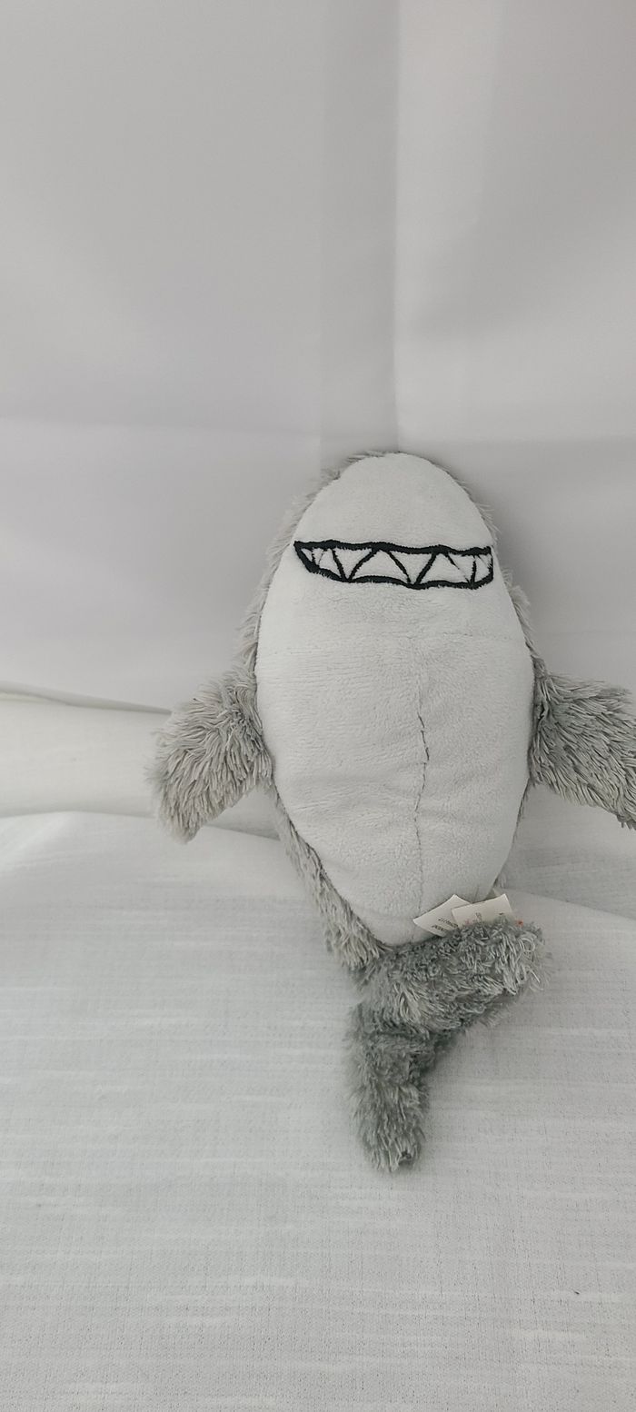 Peluche requin gris blanc WILD REPUBLIC - photo numéro 3