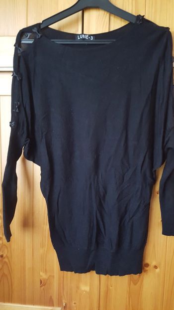 Joli pull avec petits noeud sur les manches