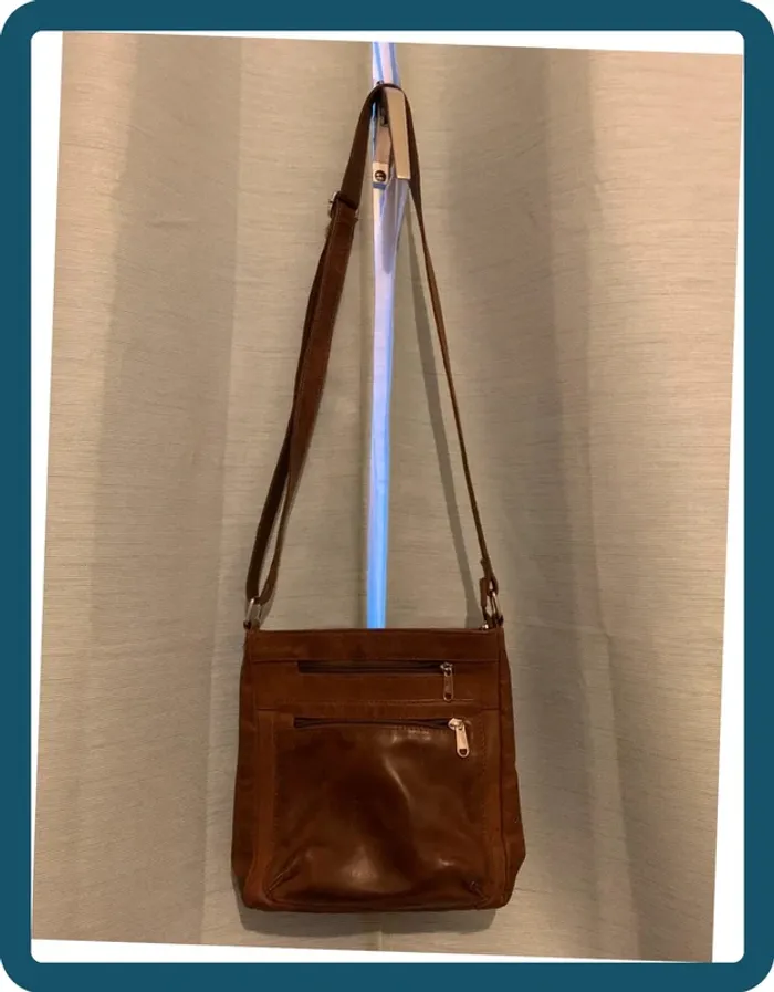 Très joli sac en  cuir à bandoulière couleur camel - photo numéro 2