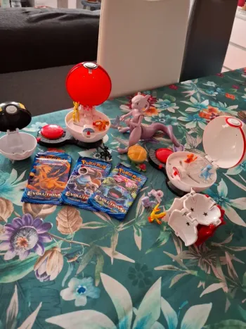 Magnifique lot de pokeball toupie avec figurine et cartes pokemon non officiel