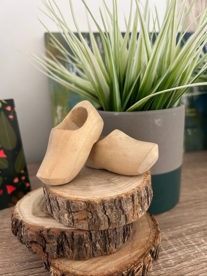 Lot de 2 sabots hollandais miniatures en bois – décor vintage, parfait état