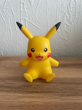 Figurine officielle pikachu 9 cm en vinyl > Pokémon