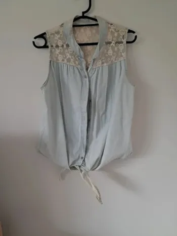 Chemisier bleu clair avec dentelle