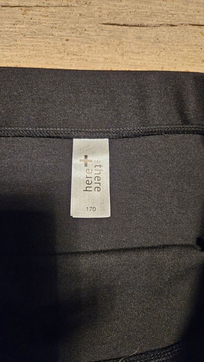 Jupe courte,épaisse, noire, avec sequins, C&A, 170/15ans, nickel - photo numéro 5
