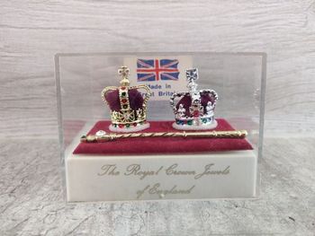 Coffret des joyaux de la couronne royale d'Angleterre, 3 pièces