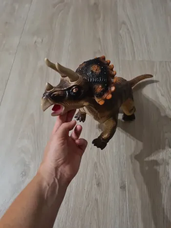 Dinosaure triceraptor env 60cms