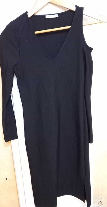 Robe noire à épaule dénudée