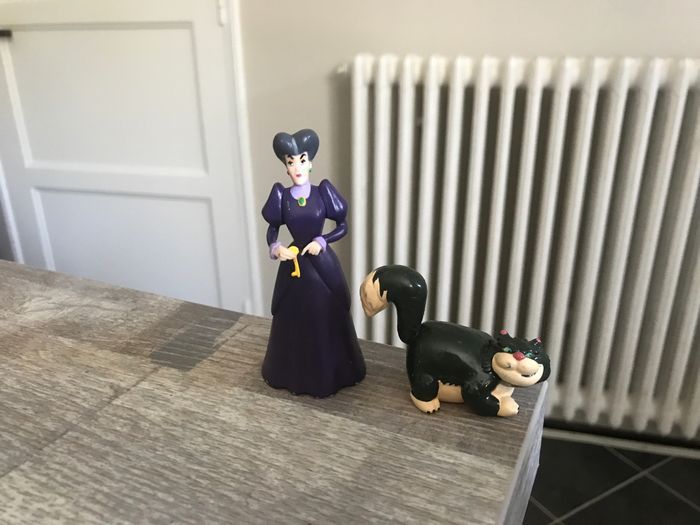 Figurine tremaine marâtre et chat lucifer cendrillon