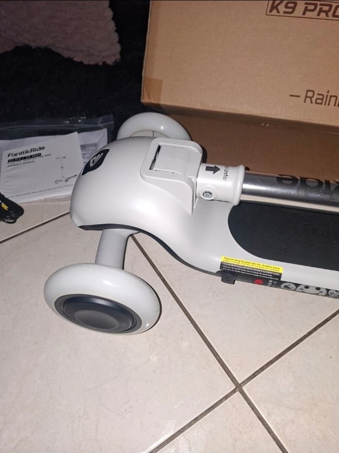 Trotinette électrique pour petite fille - photo numéro 4