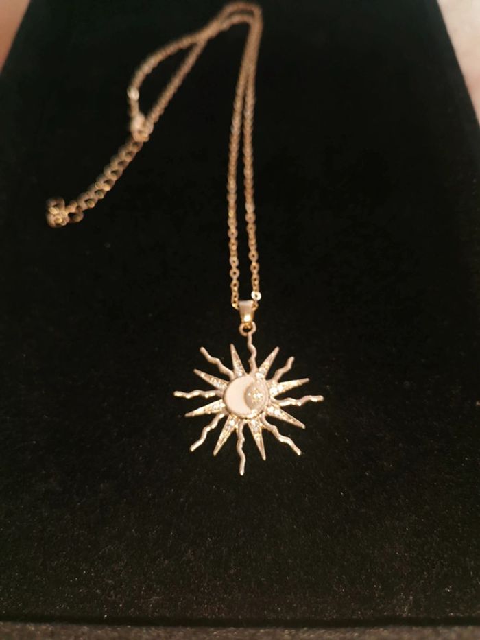 Collier et pendentif soleil doré