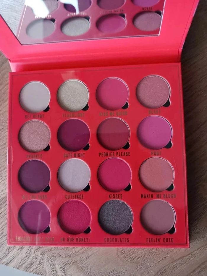 palette de maquillage KISSES neuve - photo numéro 3