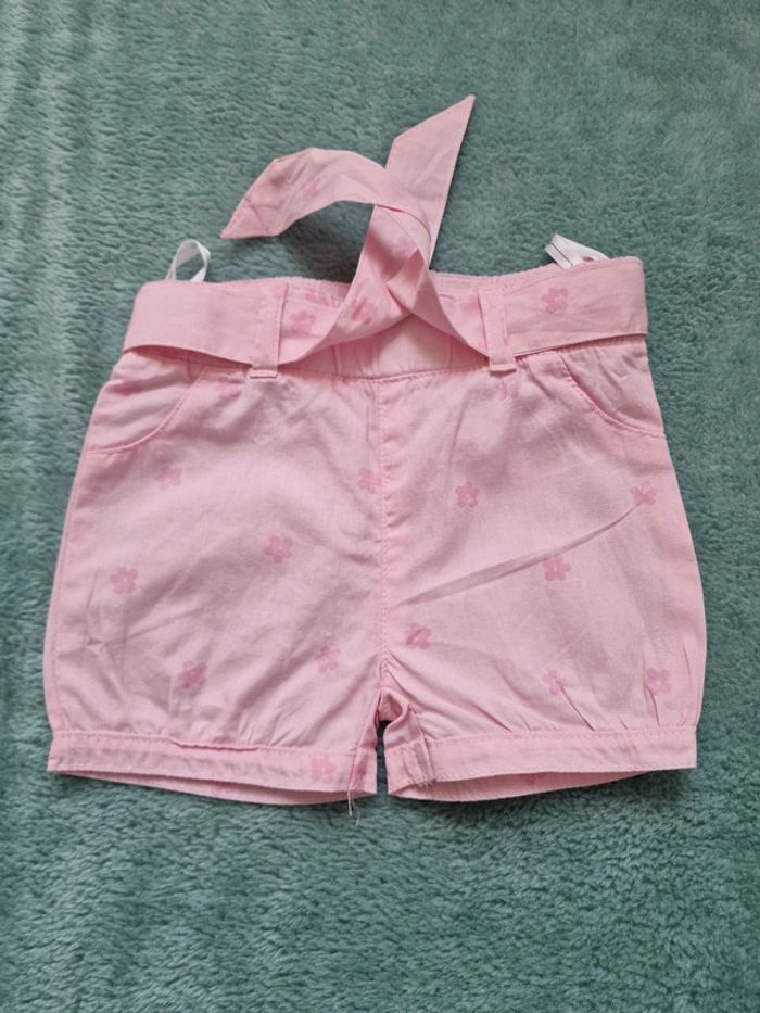 Très beau short 74 cm