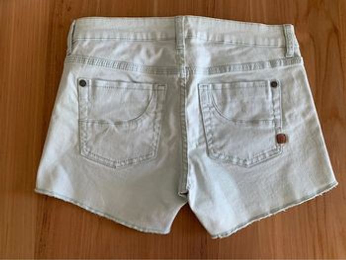 Short court Element en 26 - photo numéro 2