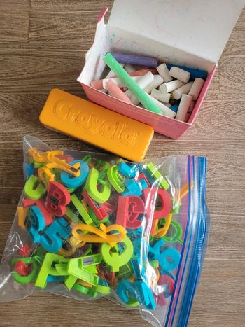 Lot aimant lettre craie et brosse