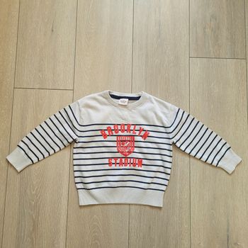 Pull fin crème  rayé noir  et écriture rouge.  Garçon 3 ans. Marque Tape à l'oeil