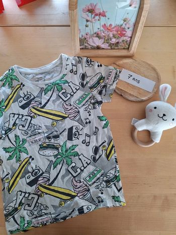 T-shirt manches courtes pour Garçon taille 7ans marque Primark très bon état