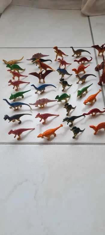 Lot figurines dinosaures + accessoires