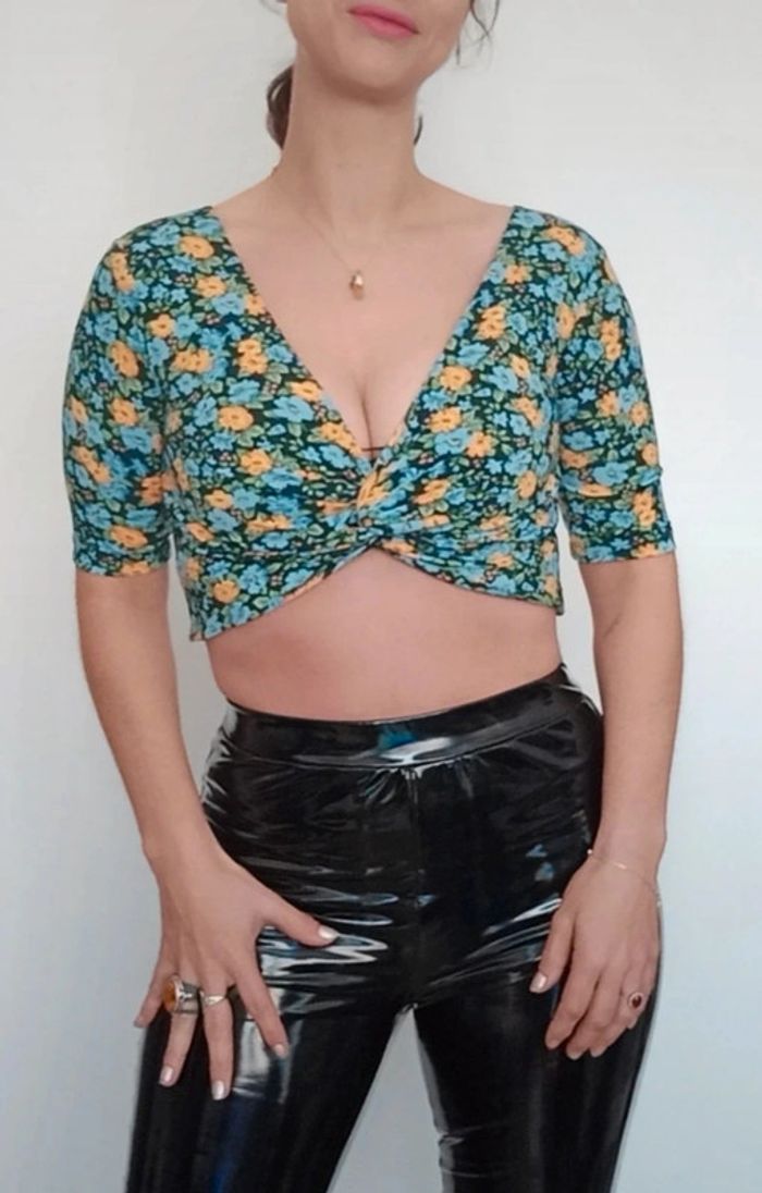 Top crop fleuri Stradivarius 38 - photo numéro 7