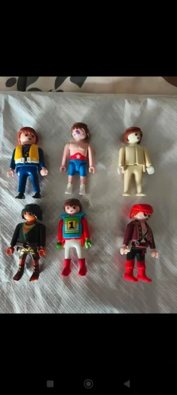 Lot 24 - Personnages Playmobil