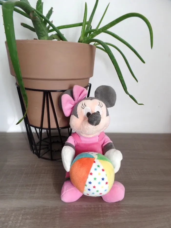 Peluche musicale Minnie rose qui tient un ballon