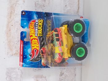 Monster trucks - Hot Wheels - Oscar Mayer Wienermobile (J24)