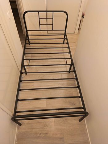 Cadre de lit avec lattes