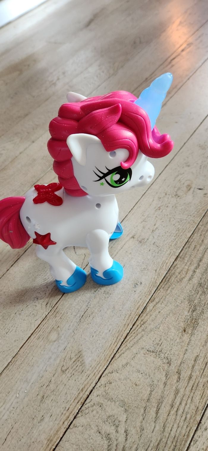Licorne avec corne lumineuse et différents sons inclus - photo numéro 2