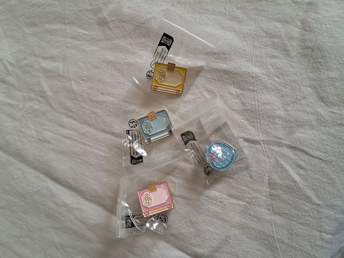 Lot de 4 pin's polly pocket neufs